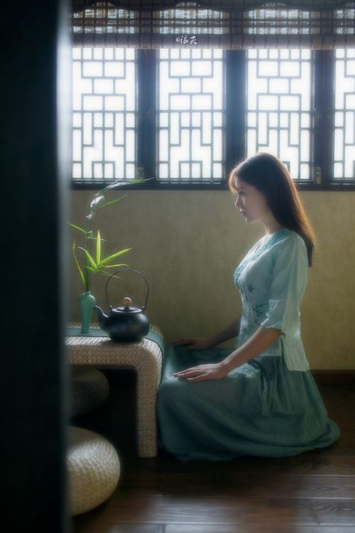 勇士球员尝试瑜伽训练改善核心力量,勇士训练短袖