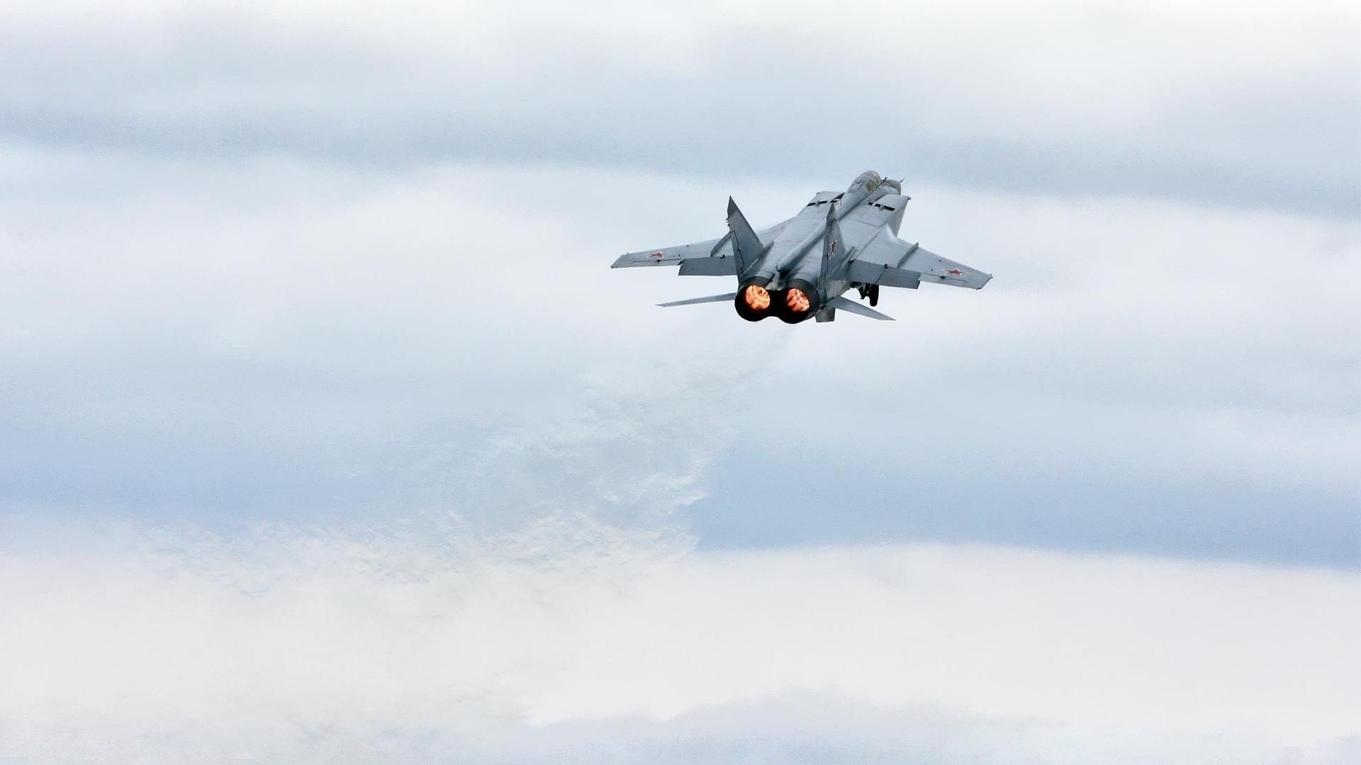 字母哥表示保持防守强度才能持续连胜，字母哥持球进攻